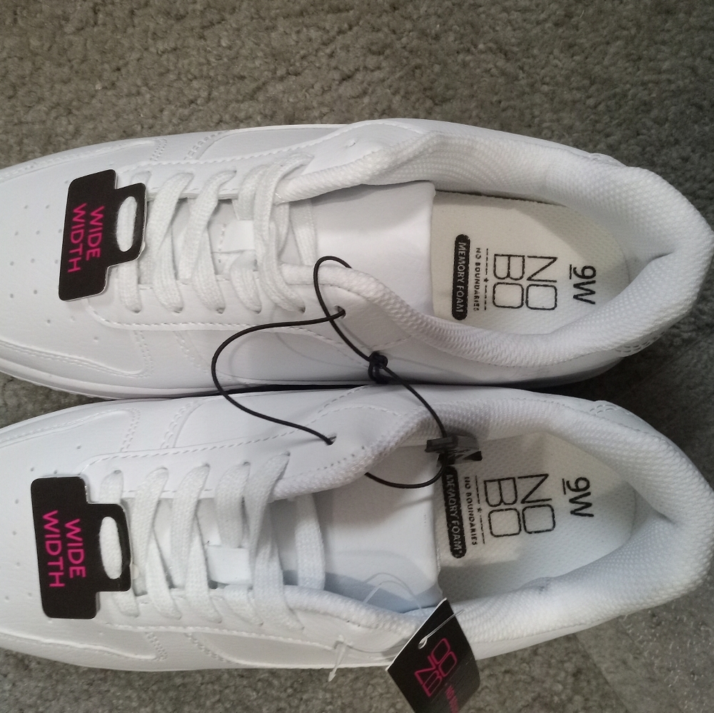 Size 9 platform sneaker by No Boundaries brand new